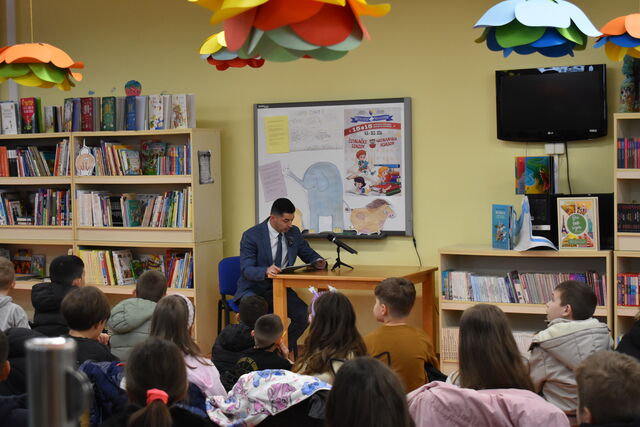 „Читалачки изазов“: Предсједник Скупштине читао малишанима у Брчком